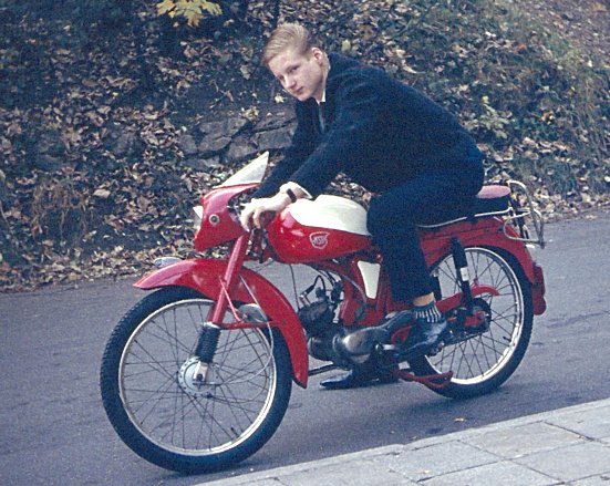1963_10_Mopedfahrer.jpg